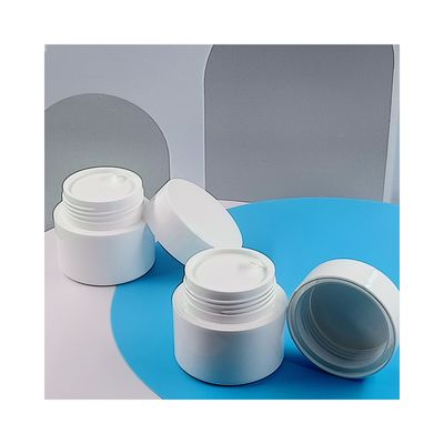 Un pot de crème plastique pour la crème pour les yeux en option de couleur personnalisée